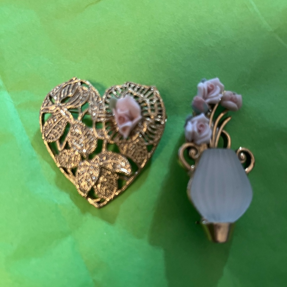 1928 Gold brooches with pink roses